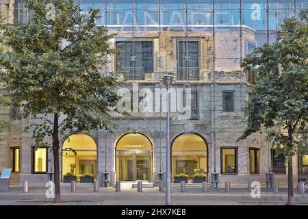 Vestiges de l'hôtel Esplanade derrière la façade moderne en verre du Sony Centre au crépuscule, situé sur la Potsdamer Platz à Berlin en Allemagne. Banque D'Images