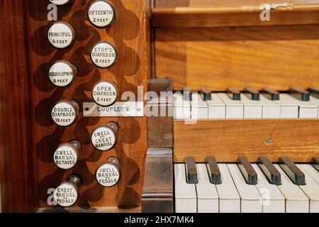 Gros plan des arrêts et des clés sur un orgue à pipe au Musée national de Cardiff, au sud du pays de Galles Banque D'Images