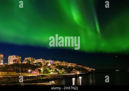 Lumières du nord sur Nuuk. Nuuk la capitale du Groenland à la fin de l'automne. Amérique, Amérique du Nord, Groenland, territoire danois Banque D'Images