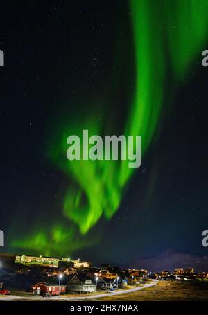 Lumières du nord sur Nuuk. Nuuk la capitale du Groenland à la fin de l'automne. Amérique, Amérique du Nord, Groenland, territoire danois Banque D'Images