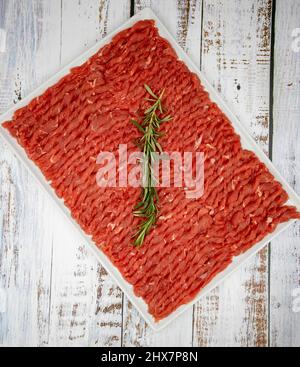 stromanoff cru ou julienne de veau sur fond de bois. Vue de dessus Banque D'Images