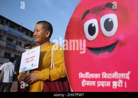 Katmandou, Népal. 10th mars 2022. Les gens participent à la Marche des reins à l'occasion de la Journée mondiale du rein, à Katmandou, au Népal, le 10 mars 2022. (Photo de Abhishek Maharajan/Sipa USA) crédit: SIPA USA/Alay Live News Banque D'Images