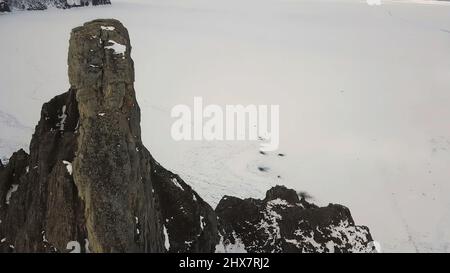 Célèbre monument naturel en Russie, Sibérie, Baikal. Attache. Vue aérienne d'un paysage hivernal à couper le souffle avec lac gelé sans fin et pentes abruptes Banque D'Images