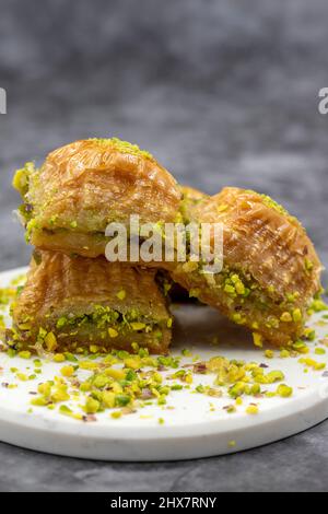 Pistache baklava. Gros plan. Saveurs traditionnelles du Moyen-Orient. Baklava turque traditionnelle. Nom local fistikli baklava Banque D'Images