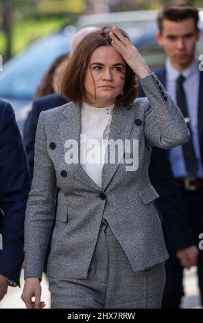 Londres, Angleterre, Royaume-Uni. 10th mars 2022. Le leader de l'opposition biélorusse, SVIATLANA TSIKHANOUSKAYA, arrive à Chatham House, dans le centre de Londres. (Image de crédit : © Tayfun Salci/ZUMA Press Wire) Banque D'Images