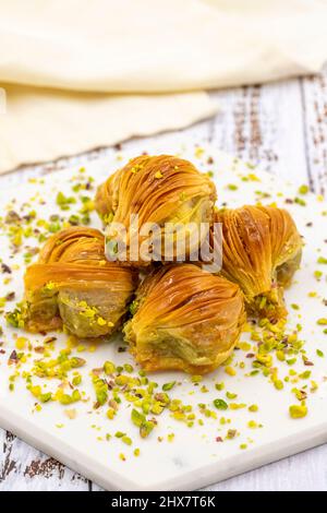 Moule Baklava avec pistache. Gros plan. Saveurs traditionnelles du Moyen-Orient. Baklava turque traditionnelle. Nom local midye baklava Banque D'Images