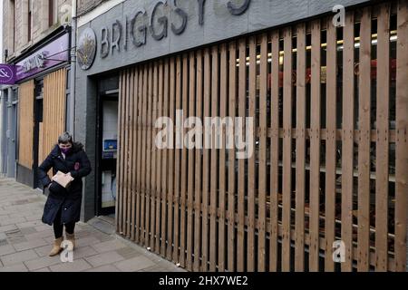 Jedburgh, jeudi 10 mars 2022. Les habitants de la région continuent de faire du shopping dans les boutiques à bord avant l'événement annuel « Faturk Eve Handba » à Jedburgh's High Street, aux frontières écossaises, le 10 mars 2022 à Jedburgh, en Écosse. L'événement annuel, qui a commencé dans les années 1700, a lieu aujourd'hui et implique deux équipes, les Uppies (résidents de la partie supérieure de Jedburgh) et les Doonies (résidents de la partie inférieure de Jedburgh) qui ont obtenu le ballon au sommet ou au fond de la ville. La balle, qui est faite de cuir, farcie de paille et décorée de rubans est jetée dans la foule pour commencer Banque D'Images