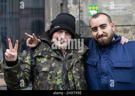 Lviv, Ukraine. 03rd mars 2022. Portraits de volontaires étrangers Jraven (à gauche) et Viktot (à droite) à Lviv, Ukraine, le 3 mars 2022. Les deux se sont rendus en Ukraine pour lutter contre les forces militaires russes dans la région. (Photo de Collin Mayfield/Sipa USA) crédit: SIPA USA/Alay Live News Banque D'Images