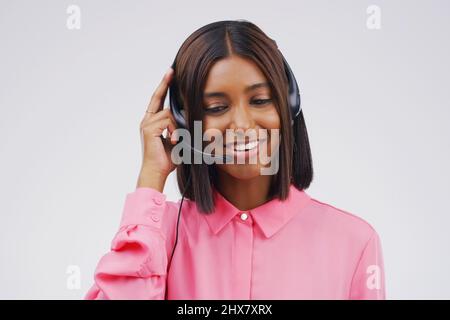 Shes un représentant du service client dédié. Photo en studio d'une jeune représentante du service clientèle attirante portant un casque Banque D'Images