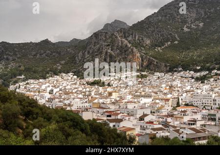 Vue sur la ville andalouse d'Ubrique, dans le parc naturel de Los Alcornocales Banque D'Images