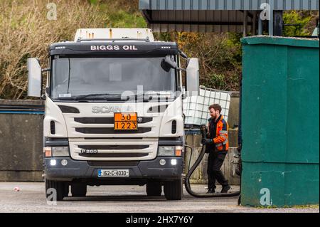 Bantry, West Cork, Irlande. 10th mars 2022. Un conducteur de camion-citerne remplit son véhicule d'huile de chauffage à Bantry car le prix a atteint €1,70 le litre pendant la nuit, avec des hausses plus importantes attendues. Il arrive que les prix de l'essence et du diesel augmentent encore malgré la réduction des droits d'accises par le gouvernement qui est entrée en vigueur à minuit. Crédit : AG News/Alay Live News Banque D'Images