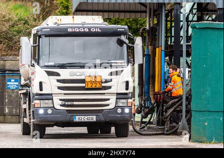 Bantry, West Cork, Irlande. 10th mars 2022. Un conducteur de camion-citerne remplit son véhicule d'huile de chauffage à Bantry car le prix a atteint €1,70 le litre pendant la nuit, avec des hausses plus importantes attendues. Il arrive que les prix de l'essence et du diesel augmentent encore malgré la réduction des droits d'accises par le gouvernement qui est entrée en vigueur à minuit. Crédit : AG News/Alay Live News Banque D'Images