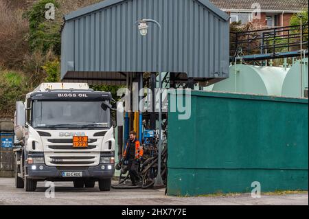 Bantry, West Cork, Irlande. 10th mars 2022. Un conducteur de camion-citerne remplit son véhicule d'huile de chauffage à Bantry car le prix a atteint €1,70 le litre pendant la nuit, avec des hausses plus importantes attendues. Il arrive que les prix de l'essence et du diesel augmentent encore malgré la réduction des droits d'accises par le gouvernement qui est entrée en vigueur à minuit. Crédit : AG News/Alay Live News Banque D'Images