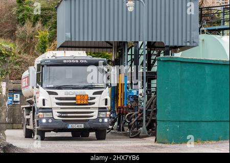 Bantry, West Cork, Irlande. 10th mars 2022. Un conducteur de camion-citerne remplit son véhicule d'huile de chauffage à Bantry car le prix a atteint €1,70 le litre pendant la nuit, avec des hausses plus importantes attendues. Il arrive que les prix de l'essence et du diesel augmentent encore malgré la réduction des droits d'accises par le gouvernement qui est entrée en vigueur à minuit. Crédit : AG News/Alay Live News Banque D'Images