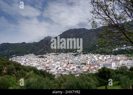 Vue sur la ville andalouse d'Ubrique, dans le parc naturel de Los Alcornocales Banque D'Images