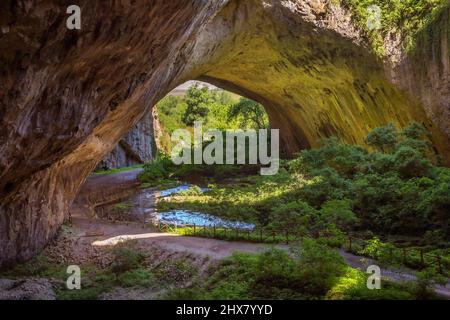 Vue panoramique à l'intérieur de la grotte Devetaki Devetashka près du village et de la rivière Osam en Bulgarie Banque D'Images