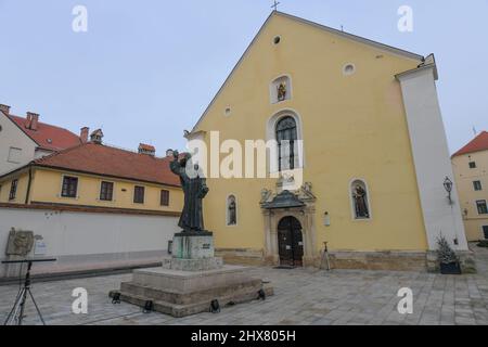 Varazdin Old Town: Grgur Ninski monument (par Ivan Mestrovic) sur la place Franjevački. Croatie Banque D'Images