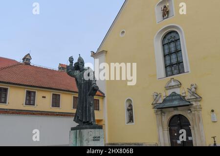 Varazdin Old Town: Grgur Ninski monument (par Ivan Mestrovic) sur la place Franjevački. Croatie Banque D'Images