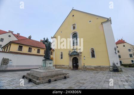 Varazdin Old Town: Grgur Ninski monument (par Ivan Mestrovic) sur la place Franjevački. Croatie Banque D'Images