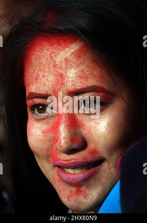 Katmandou, Bagmati, Népal. 10th mars 2022. Une fille népalaise, dont le visage est couvert de vermilion en poudre, participe à une célébration du festival Holi sur la place Hanumandoka Durbar à Katmandou, capitale du Népal, le 10 mars 2022. Le festival Holi, également connu sous le nom de festival des couleurs, annonce l'arrivée du printemps. (Image de crédit : © Sunil Sharma/ZUMA Press Wire) Banque D'Images