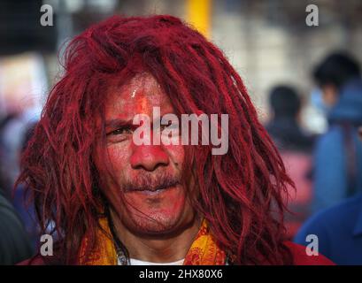 Katmandou, Bagmati, Népal. 10th mars 2022. Un népalais, dont les cheveux et le visage sont recouverts de poudre de vermilion, participe à une célébration du festival Holi sur la place Hanumandoka Durbar à Katmandou, capitale du Népal, le 10 mars 2022. Le festival Holi, également connu sous le nom de festival des couleurs, annonce l'arrivée du printemps. (Image de crédit : © Sunil Sharma/ZUMA Press Wire) Banque D'Images