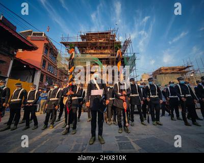 Katmandou, Bagmati, Népal. 10th mars 2022. Népal le 10 mars 2022, le personnel de l'armée communément connu sous le nom de Gurju Paltan participe à une célébration du festival Holi sur la place Hanumanchoka Durbar à Katmandou, capitale du Népal. Le festival Holi, également connu sous le nom de festival des couleurs, annonce l'arrivée du printemps. (Image de crédit : © Sunil Sharma/ZUMA Press Wire) Banque D'Images