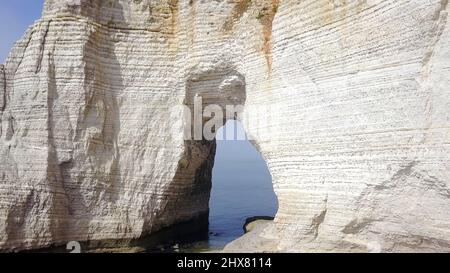 Vue de dessus de la falaise blanche avec arche. Action. Passage voûté en falaise blanche - beau miracle de la nature, créé en processus d'érosion de la mer et Banque D'Images