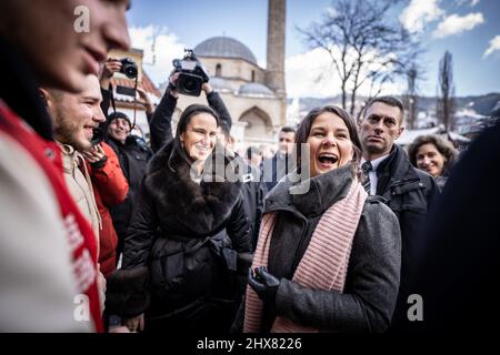 Sarajevo, Bosnie-Herzégovine. 10th mars 2022. Annalena Baerbock (Bündnis90/Die Grünen), rit à côté du maire de Sarajevo, benjamina Kalic (au centre à gauche) lors d'une visite de la ville. Les réunions en Bosnie-Herzégovine avec des interlocuteurs politiques se concentreront non seulement sur la guerre russe en Ukraine et la situation des réfugiés, mais aussi sur les tensions dans ce pays et sur l'état du rapprochement avec l'UE. Credit: Michael Kappeller/dpa/Alay Live News Banque D'Images