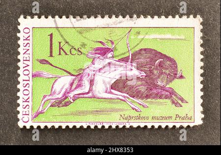 Timbre-poste annulé imprimé par la Tchécoslovaquie, qui montre l'Indien sur le buffle de chasse à cheval, vers 1966. Banque D'Images