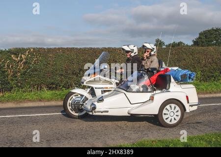 Moto et side-car White Honda Goldwing ; en route vers le Leighton Hall Classic August car show Carnforth, Royaume-Uni Banque D'Images