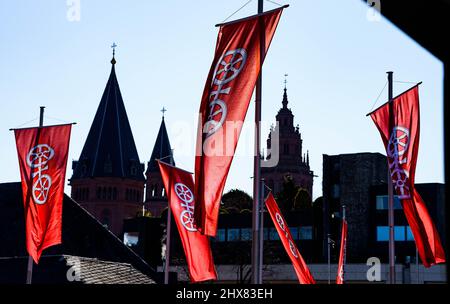 Mayence, Allemagne. 10th mars 2022. Les drapeaux avec les armoiries de la ville de Mayence volent contre le ciel bleu et la toile de fond de la cathédrale de Mayence, dont les tours peuvent être vues en arrière-plan. Credit: Frank Rumpenhorst/dpa/Alay Live News Banque D'Images