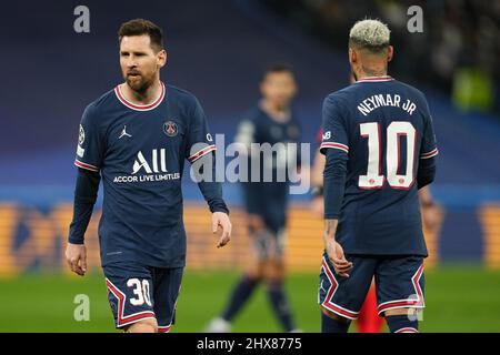 Madrid, Espagne. 09 mars 2022, Lionel Messi et Neymar Jr du PSG lors du match de la Ligue des champions de l'UEFA entre le Real Madrid et Paris Saint Germain, joué au stade Santiago Bernabeu le 09 mars 2022 à Madrid, Espagne. (Photo de Colas Buera / PRESSINPHOTO) Banque D'Images