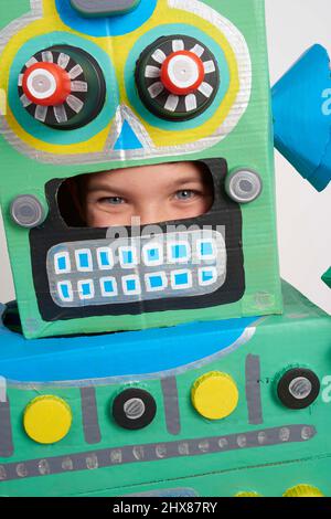 Garçon portant un costume robot en carton Banque D'Images