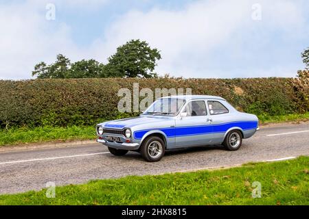 1975 70s seventies bleu argent Ford Escort 2000cc essence 2DR; en route vers le spectacle de voiture classique du Capesthorne Hall d'août, Cheshire, Royaume-Uni Banque D'Images