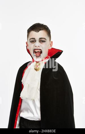 Enfant/mannequin vêtu comme un vampire pour Halloween Banque D'Images