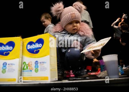 , Gdansk, Pologne. 10th mars 2022. Une petite fille d'Ukraine a vu jouer avec des jouets à la Maison des Scouts de Gdansk. Un point d'accueil pour les réfugiés d'Ukraine a été ouvert à la Maison scoute de Gdansk. Les gens ont besoin de trouver un logement dans la Voïvodeship de Pomeranienne. Grâce à l'aide des scouts, les Ukrainiens peuvent manger un repas chaud, recevoir des vêtements et des produits d'hygiène. À ce jour, on estime que plus de 1,5 millions de réfugiés fuyant une Ukraine ravagée par la guerre sont arrivés en Pologne. Crédit : SOPA Images Limited/Alamy Live News Banque D'Images