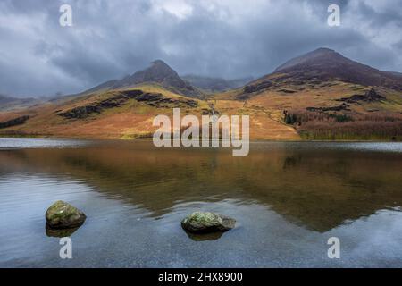 High Crag et High Stile à travers Buttermere en hiver, Lake District, Angleterre Banque D'Images