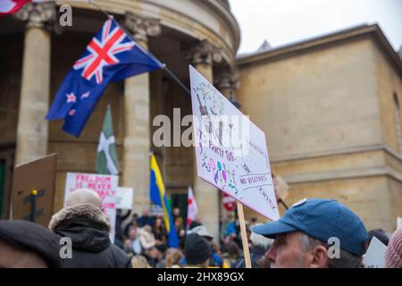 Les participants se réunissent pour un rassemblement mondial pour la liberté devant la BBC Broadcasting House à Londres. Banque D'Images