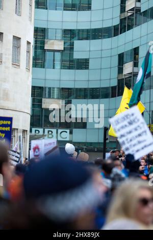 Les participants se réunissent pour un rassemblement mondial pour la liberté devant la BBC Broadcasting House à Londres. Banque D'Images