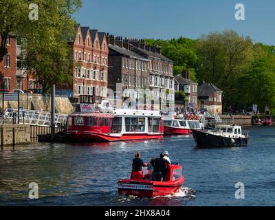 City Cruises bateaux et bateau à moteur naviguant sur l'eau - occupé pittoresque rivière Ouse quais, King's Staith, York, North Yorkshire, Angleterre. Banque D'Images