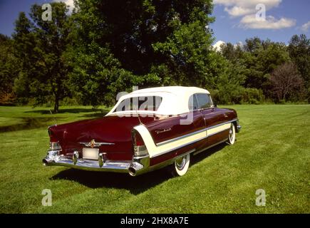 1955 Packard sur l'herbe. Banque D'Images