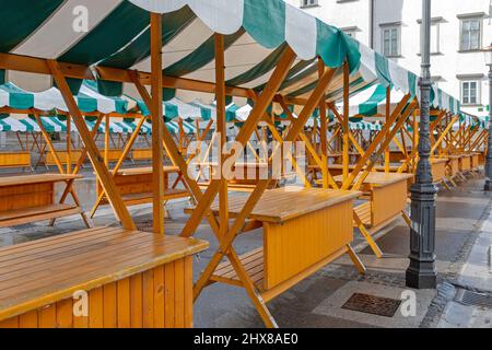 Stands vides au marché agricole de Ljubljana en Slovénie Banque D'Images