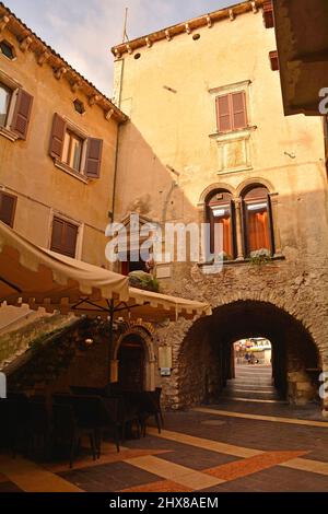 Garda, Italie - décembre 27th 2021. Une rue calme à Noël dans la ville de Garda sur la rive est du lac de Garde, province de Vérone, Vénétie, Italie Banque D'Images