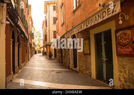 Garda, Italie - décembre 27th 2021. Une rue calme à Noël dans la ville de Garda sur la rive est du lac de Garde, province de Vérone, Vénétie, Italie Banque D'Images
