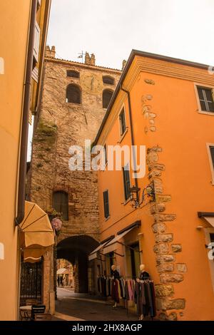 Garda, Italie - décembre 27th 2021. Une rue calme à Noël dans la ville de Garda sur la rive est du lac de Garde, province de Vérone, Vénétie, Italie Banque D'Images