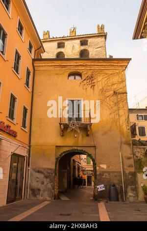 Garda, Italie - décembre 27th 2021. Une rue calme à Noël dans la ville de Garda sur la rive est du lac de Garde, province de Vérone, Vénétie, Italie Banque D'Images