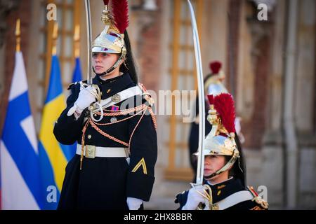 Versailles, France. 10th mars 2022. La garde d'honneur française arrive au château de Versailles au début de la réunion des dirigeants de l'Union européenne lors d'une réunion informelle de deux jours. Le sujet est l'évolution actuelle après l'attaque russe contre l'Ukraine. Credit: Kay Nietfeld/dpa/Alay Live News Banque D'Images