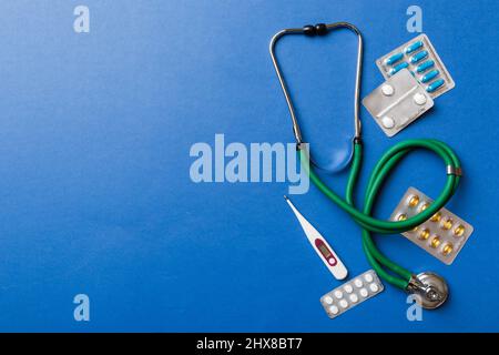 Antécédents médicaux. Beaucoup de différents médicaments comprimés ou pilules sur la table avec stéthoscope. Gros plan. Concept de pharmacie et de médecine de soins de santé Banque D'Images