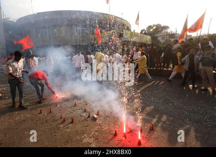 Bhopal, Inde. 10th mars 2022. Les travailleurs du parti Bharatiya Janata brûlent des pétards lorsqu'ils célèbrent la victoire du parti dans l'Uttar Pradesh, Uttarakhand, Manipur et Goa State Assembly Election au siège de l'Etat du BJP. Le Parti Bharatiya Janata doit conserver le pouvoir dans l'Uttar Pradesh, l'Uttarakhand, le Manipur et le Goa, tandis que le Parti AAM Aadmi a arraché le Punjab du Congrès. Crédit : SOPA Images Limited/Alamy Live News Banque D'Images