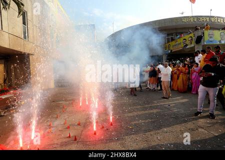 Bhopal, Inde. 10th mars 2022. Les travailleurs du parti Bharatiya Janata brûlent des pétards lorsqu'ils célèbrent la victoire du parti dans l'Uttar Pradesh, Uttarakhand, Manipur et Goa State Assembly Election au siège de l'Etat du BJP. Le Parti Bharatiya Janata doit conserver le pouvoir dans l'Uttar Pradesh, l'Uttarakhand, le Manipur et le Goa, tandis que le Parti AAM Aadmi a arraché le Punjab du Congrès. Crédit : SOPA Images Limited/Alamy Live News Banque D'Images